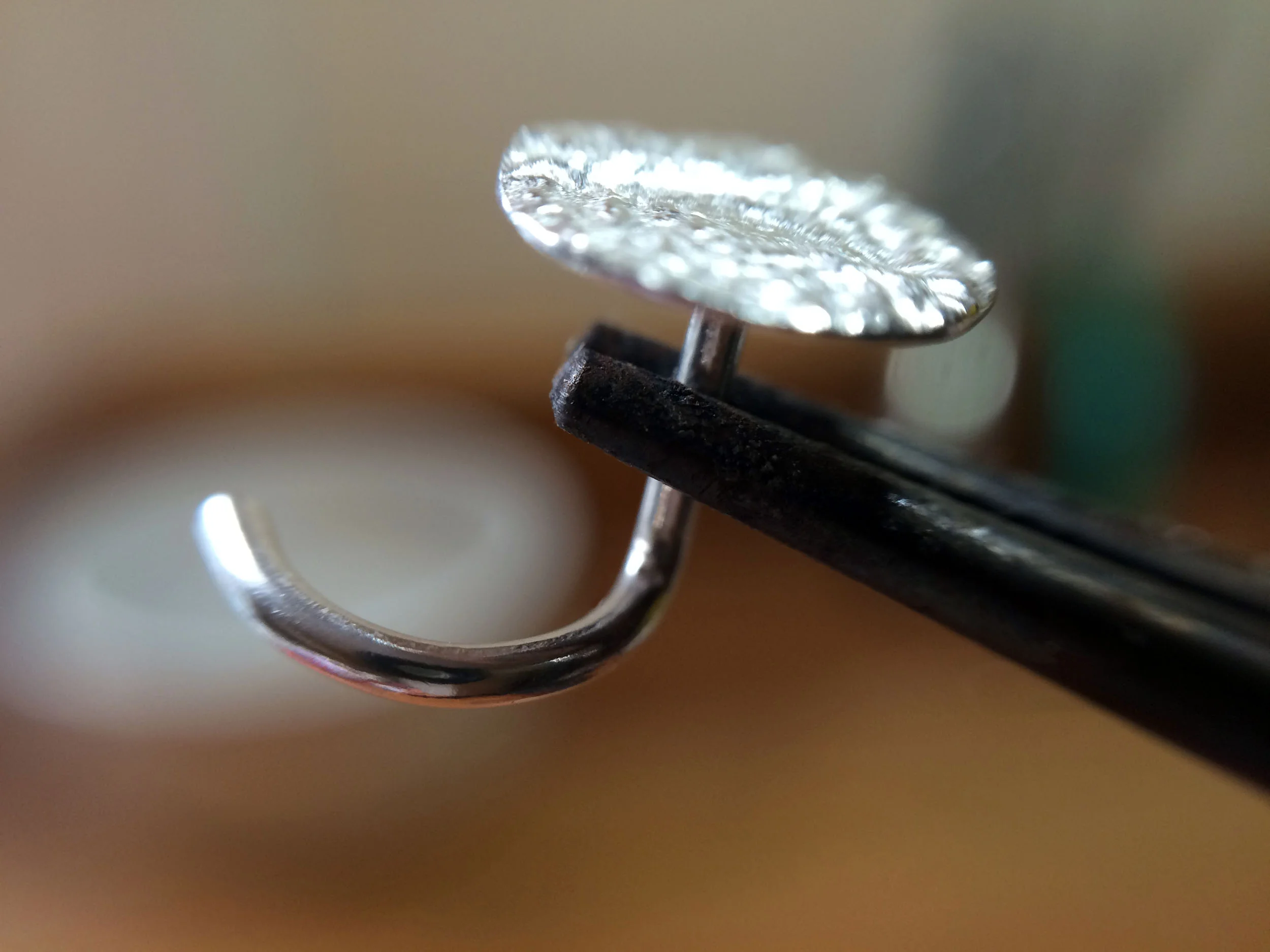 Textured silver disc nose stud