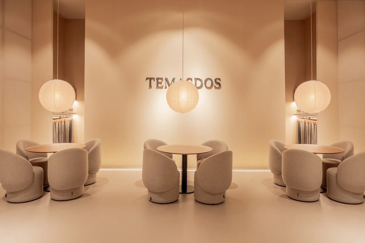 Cafetería del stand con butacas Bruma