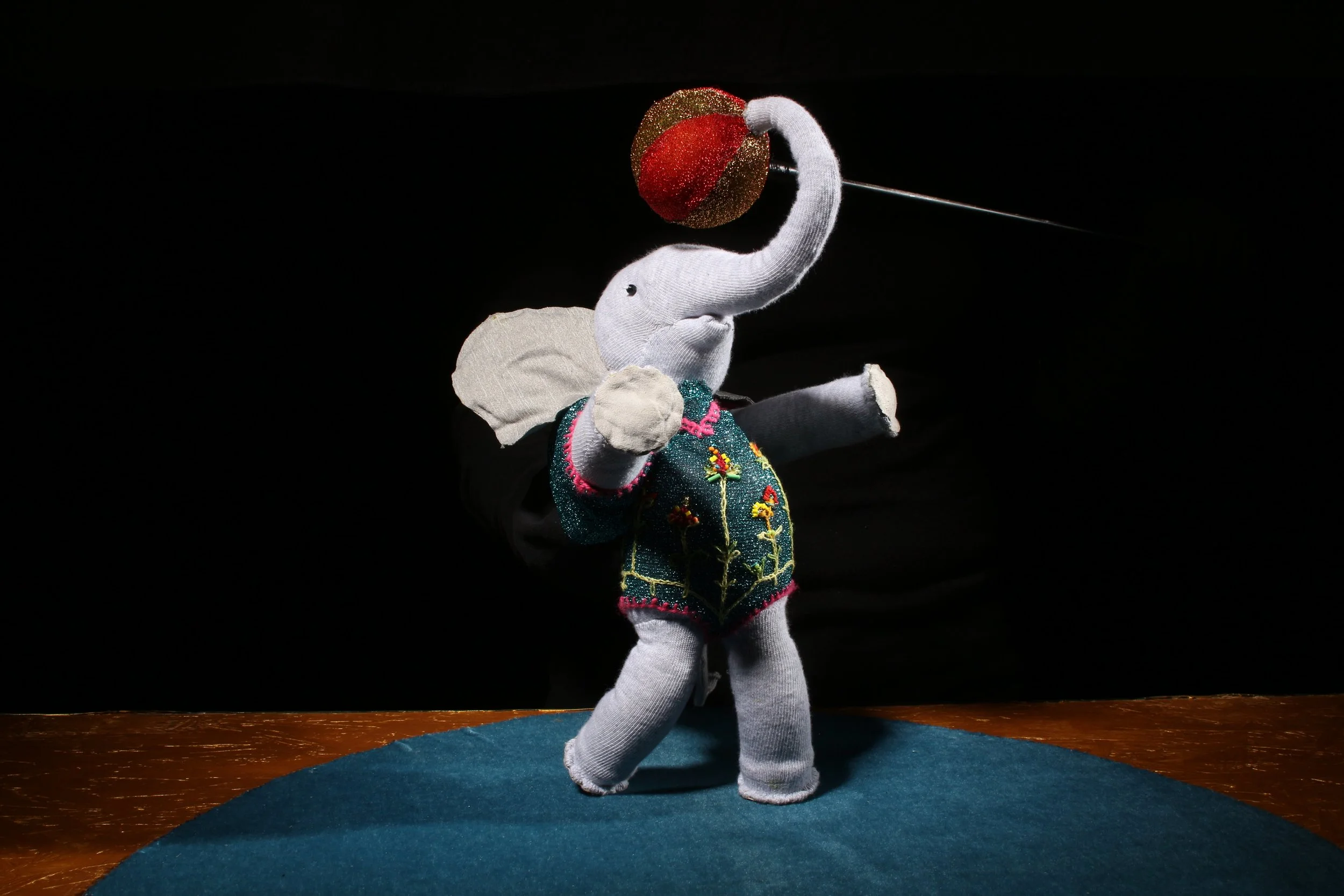 En Votre Compagnie: LE CIRQUE DES ÉLÉPHANTS –&nbsp;Elefanttien sirkus (vierailuesitys Nukketeatteri Sampossa)