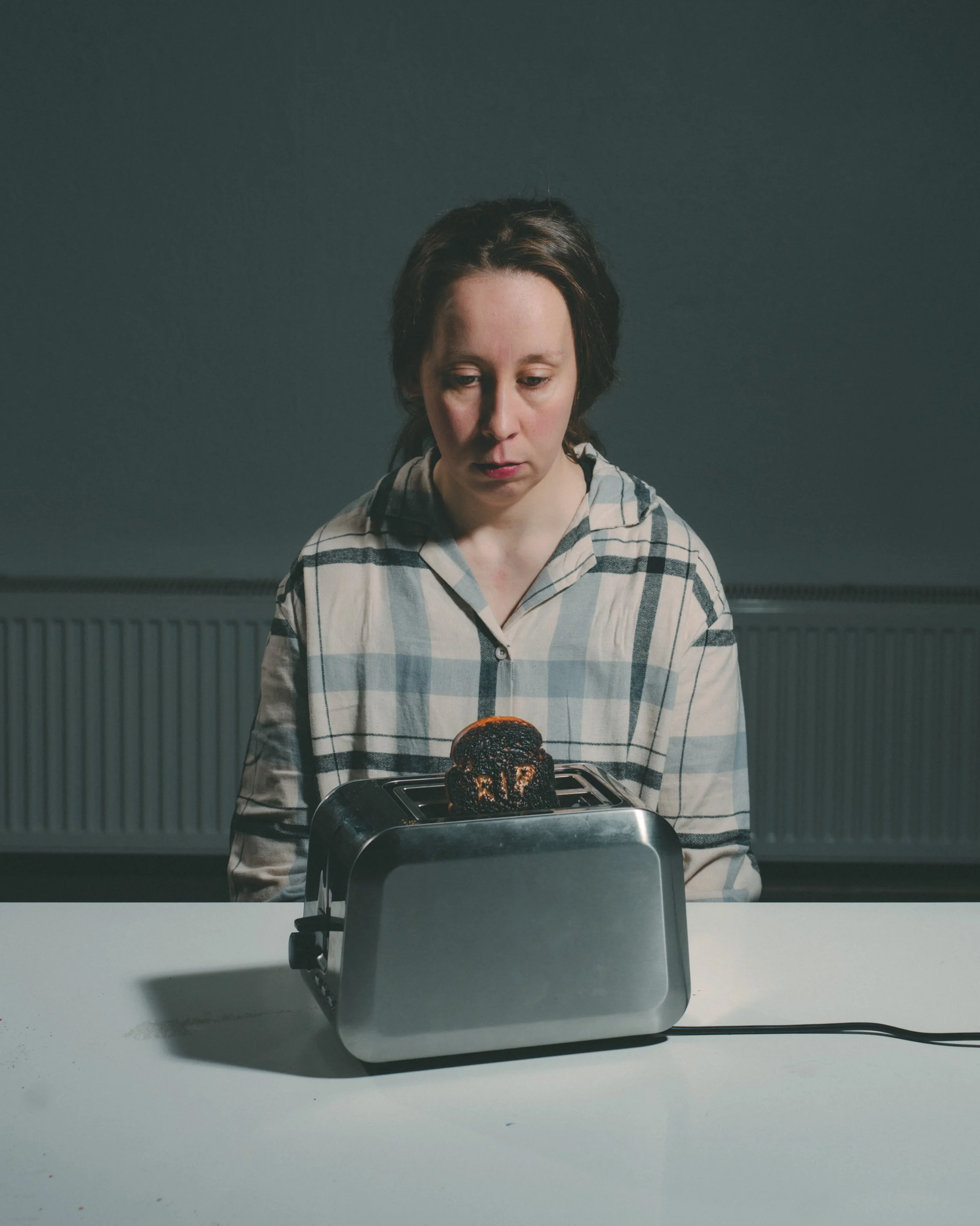 Pelolla on suuret silmät&nbsp;– tragikoominen esineteatteriesitys paitsi&nbsp;jäämisen pelosta&nbsp;(vierailuesitys Nukketeatteri Sampossa)