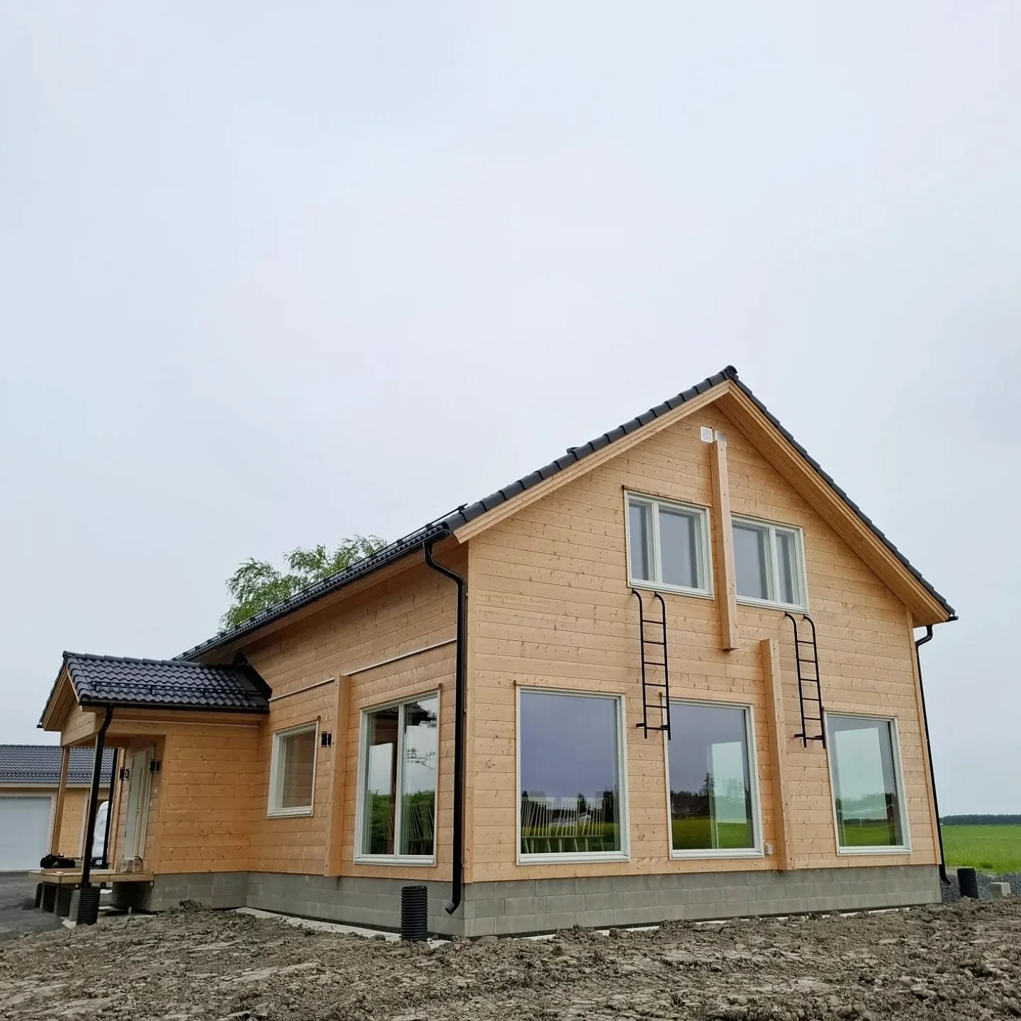 V&auml;h&auml;n kuulumisia t&auml;nnekin v&auml;lill&auml;. T&auml;ss&auml; er&auml;s kohde, joka luovutettiin alkukes&auml;st&auml;.  T&auml;m&auml; tehtiin perustuksia l&auml;htien muuttovalmiiksi asti. Yl&auml;kerta tehtiin sisustusvalmiiksi, joll