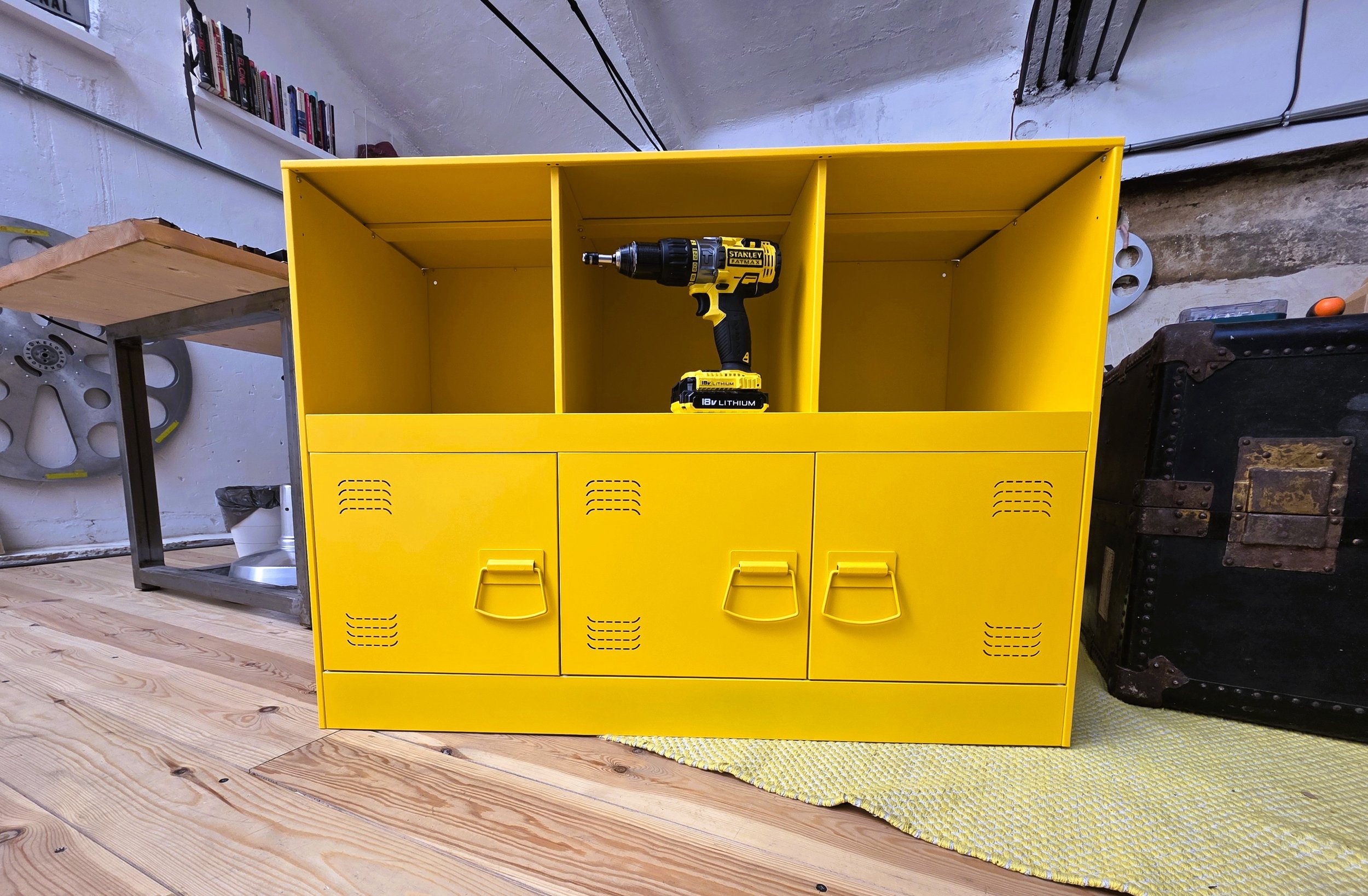 Estanteria amarilla .jpg