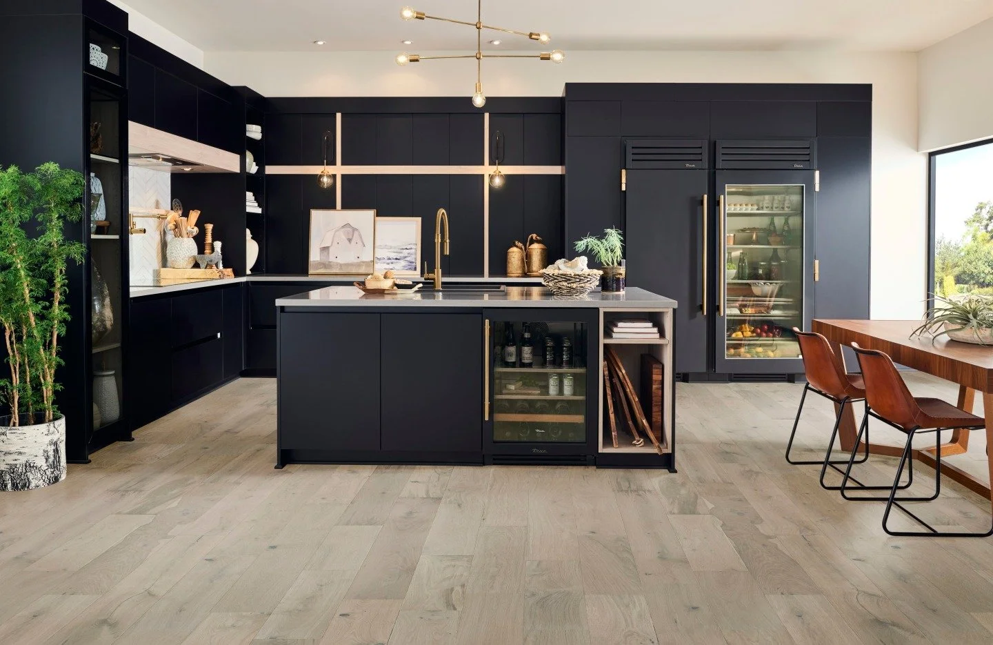 "Capture the feeling of walking into a beautiful mountain resort after a perfect day on the slopes with @manningtonfloors Park City Hardwood! ⛷️
These trending White Oak planks truly encapsulate the charm and excitement of their namesake, while 