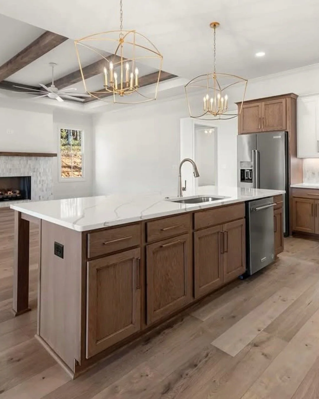 You can never go wrong with warm and welcoming wood tones, and this dreamy kitchen by @jimmathewsbuilder is proof! We love the way the warmth extends from the cabinets down to the floors for a cohesive and inviting feel. 😊 Their favorite part has to