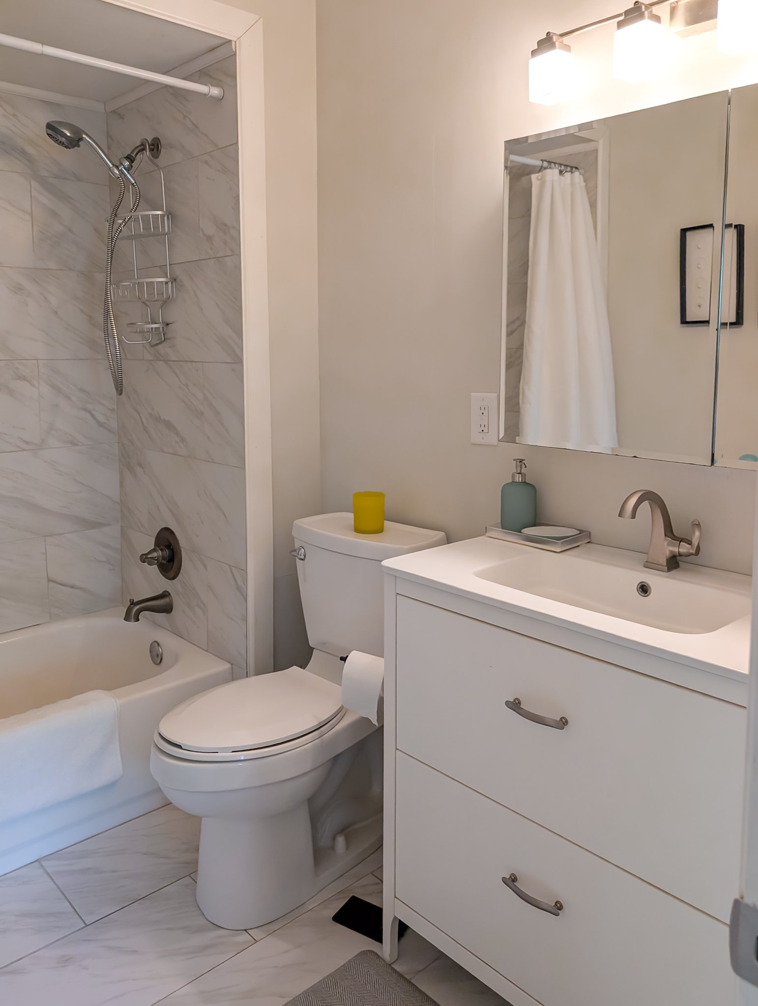 amelia-island-salty-rabbit-bathroom-upstairs-01.jpg