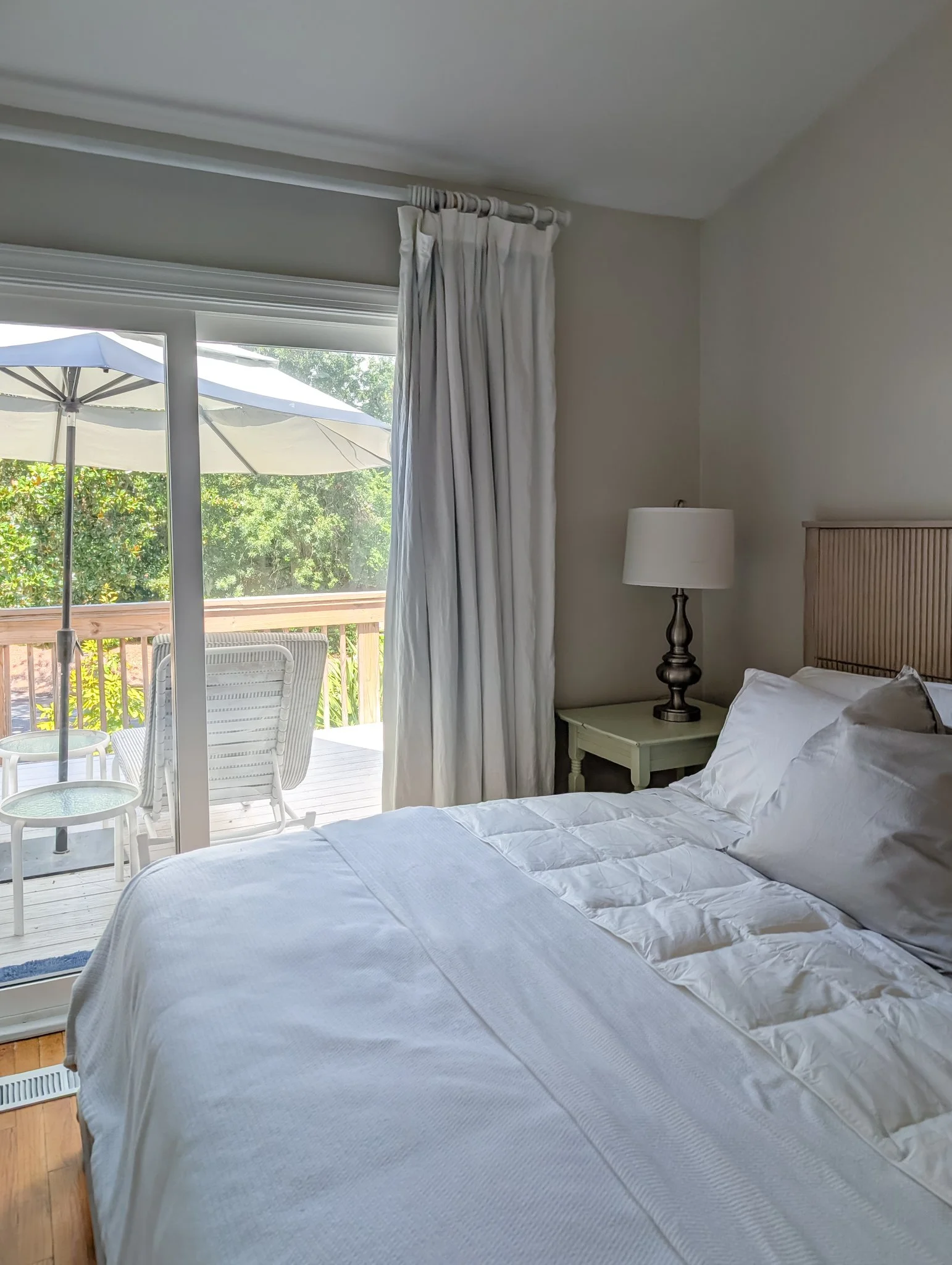 amelia-island-salty-rabbit-bedroom-downstairs-king-06.jpg