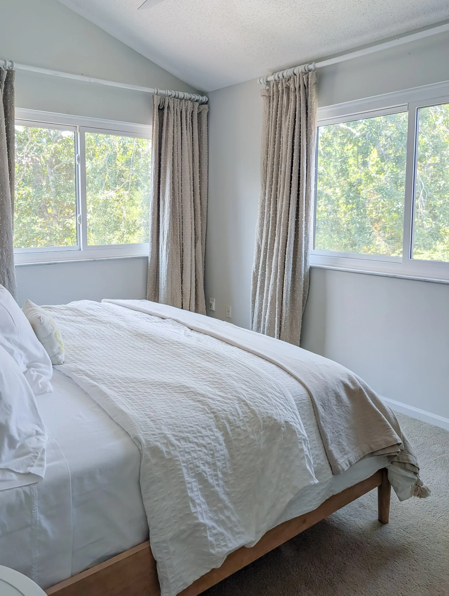 amelia-island-salty-rabbit-bedroom-upstairs-king-09.jpg