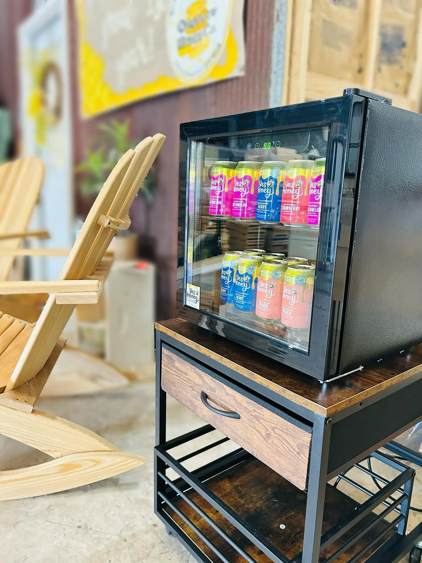 We have cold drinks for purchase while you shop on this warm Saturday!! ☀️🍉🫐🍓🍑
These are 100% honey sweetened sodas with no artificial dyes, colors, sweeteners or gluten. Some flavors are caffeine free and some have 50mg of natural caffeine. They