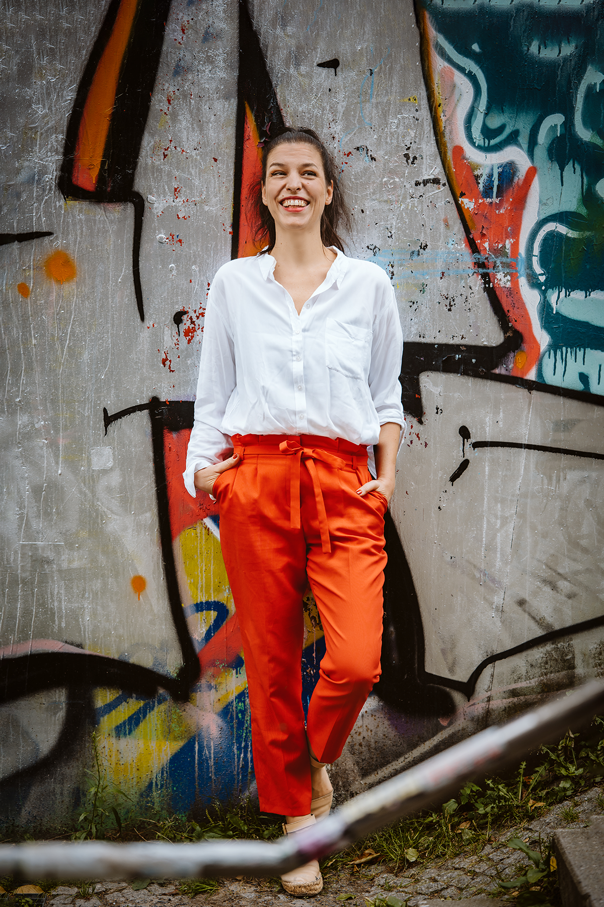 Schuhmacherin vor Graffiti Wand Berlin Business Portraits 