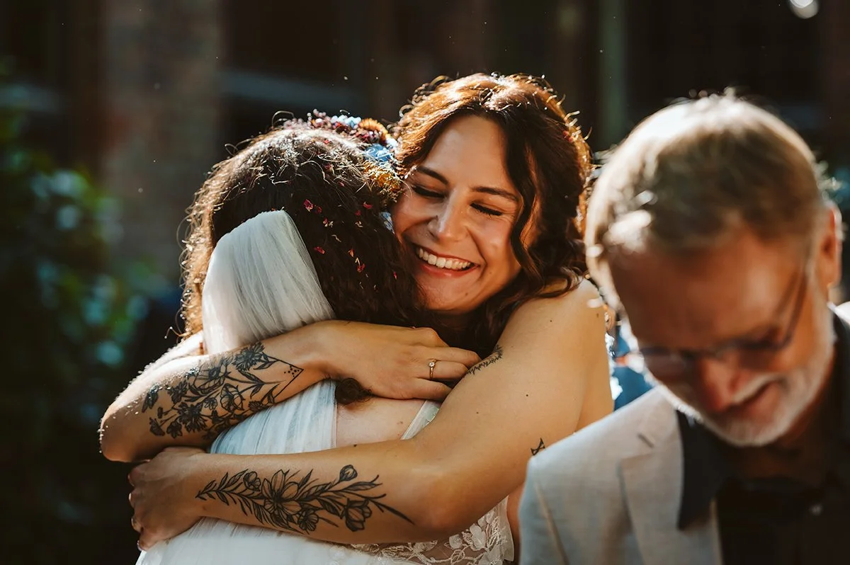 Glueckwuensche bei Hochzeit Umarmung