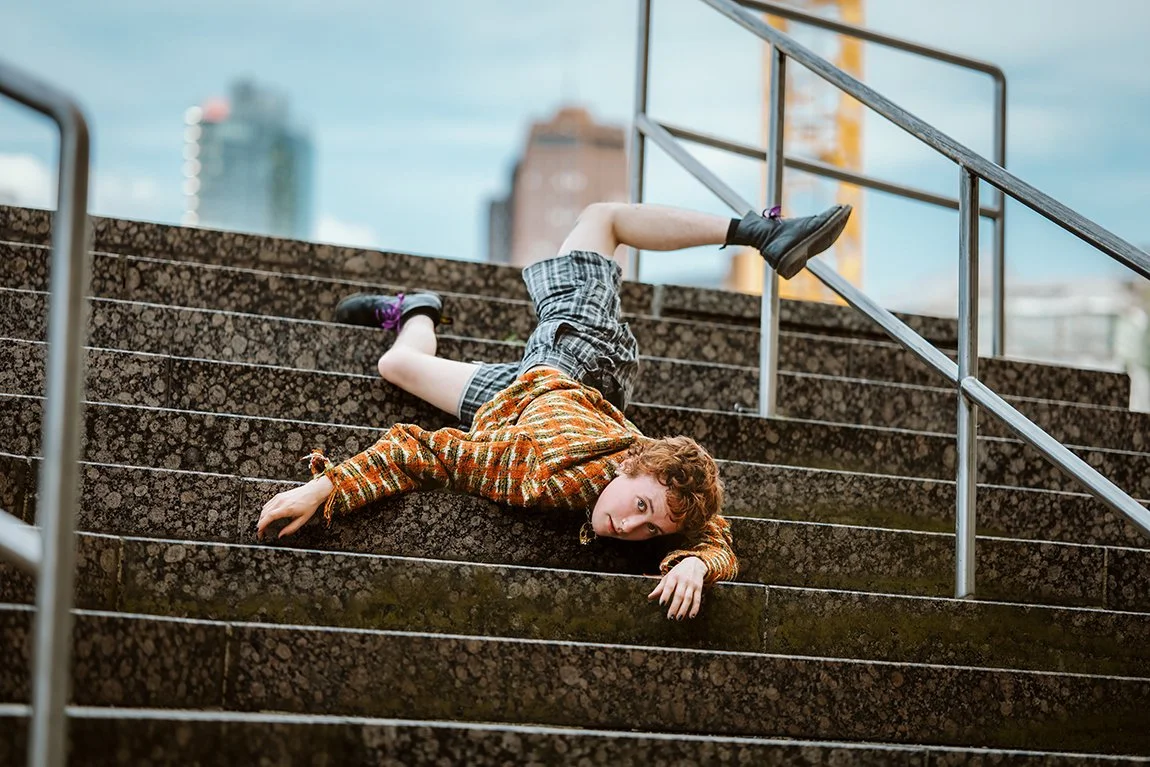 Mann Treppe Queer Berlin Hauptstadtlinse