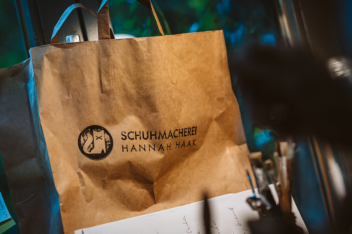 Papiertüte in Werkstatt mit Logo
