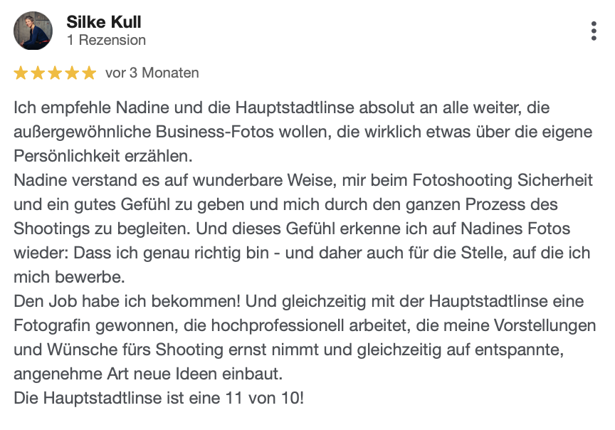 5 Sterne Bewertung und Empfehlung für Nadine und die Hauptstadtlinse, professionelle Fotografin für Business-Fotos, im Zusammenhang mit Fotoshooting und Person.