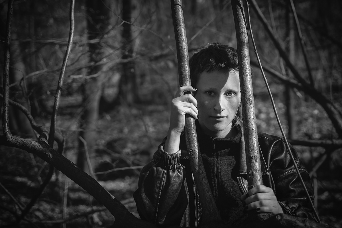 Mann im Wald schwarz weiß