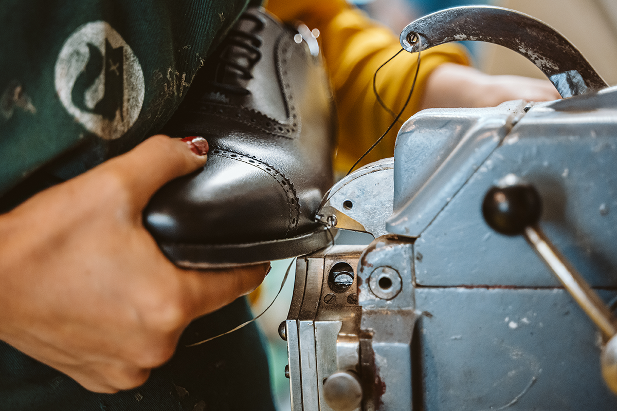 Doppeln Handwerk in einer Schuhmacherei Berlin