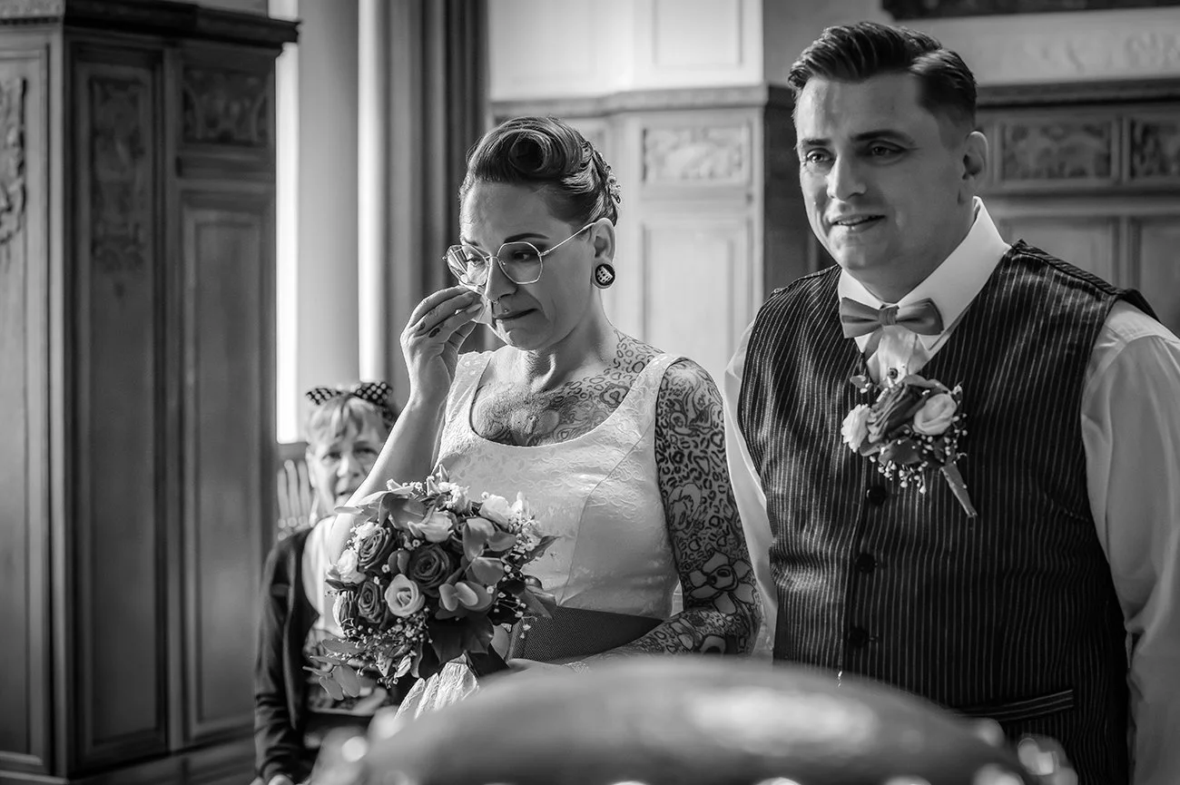 Standesamt Pankow Rockabilly Paar Tattoo Heiraten Berlin Standesbeamter Ja-Wort Emotional Tränen
