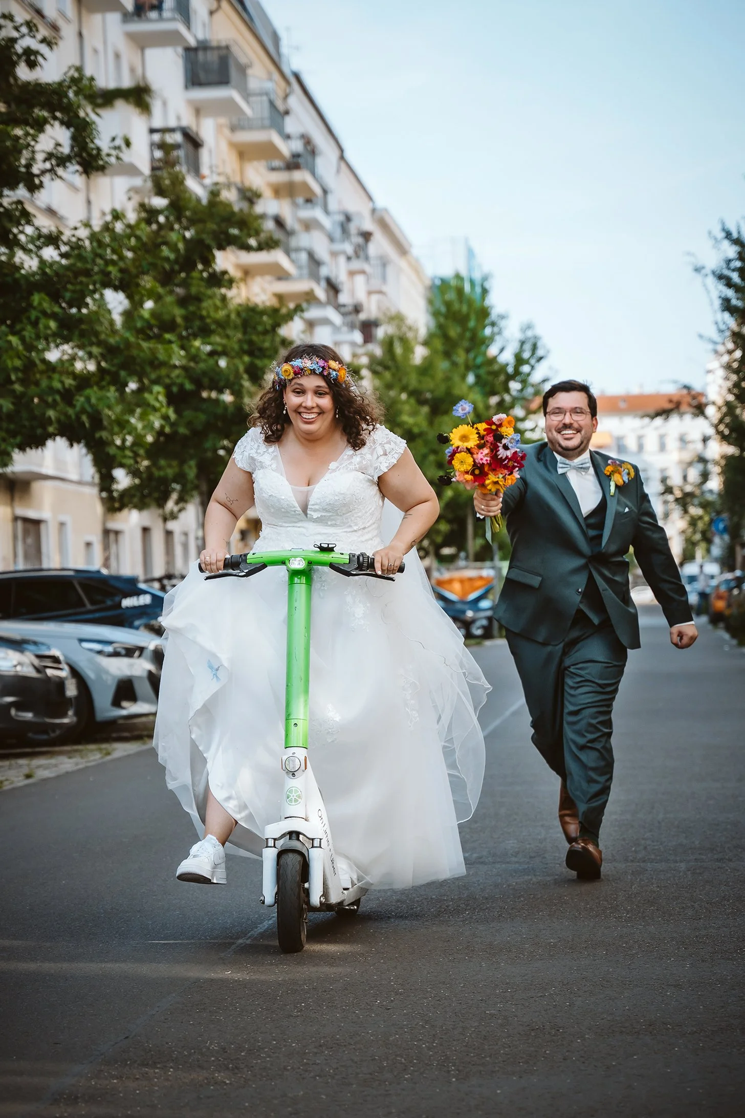 Hochzeitspaar auf Roller Bräutigam rennt hinterher