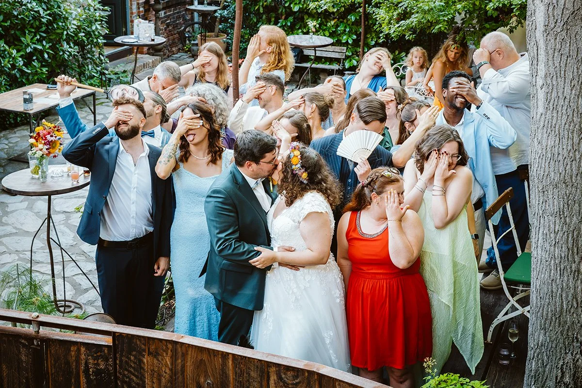 Brautpaar und Freunde bei Gruppenfoto