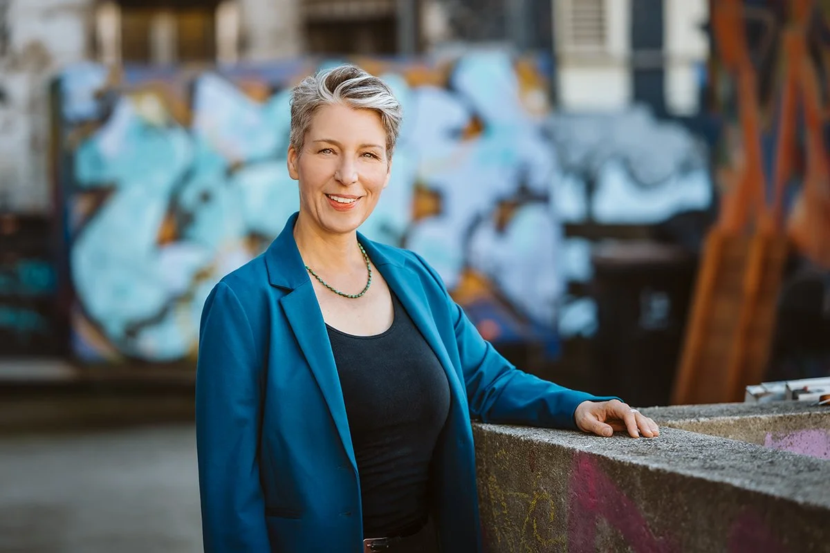 Business Frau vor Graffiti in Berlin in Fotosession mit Nadine Domke