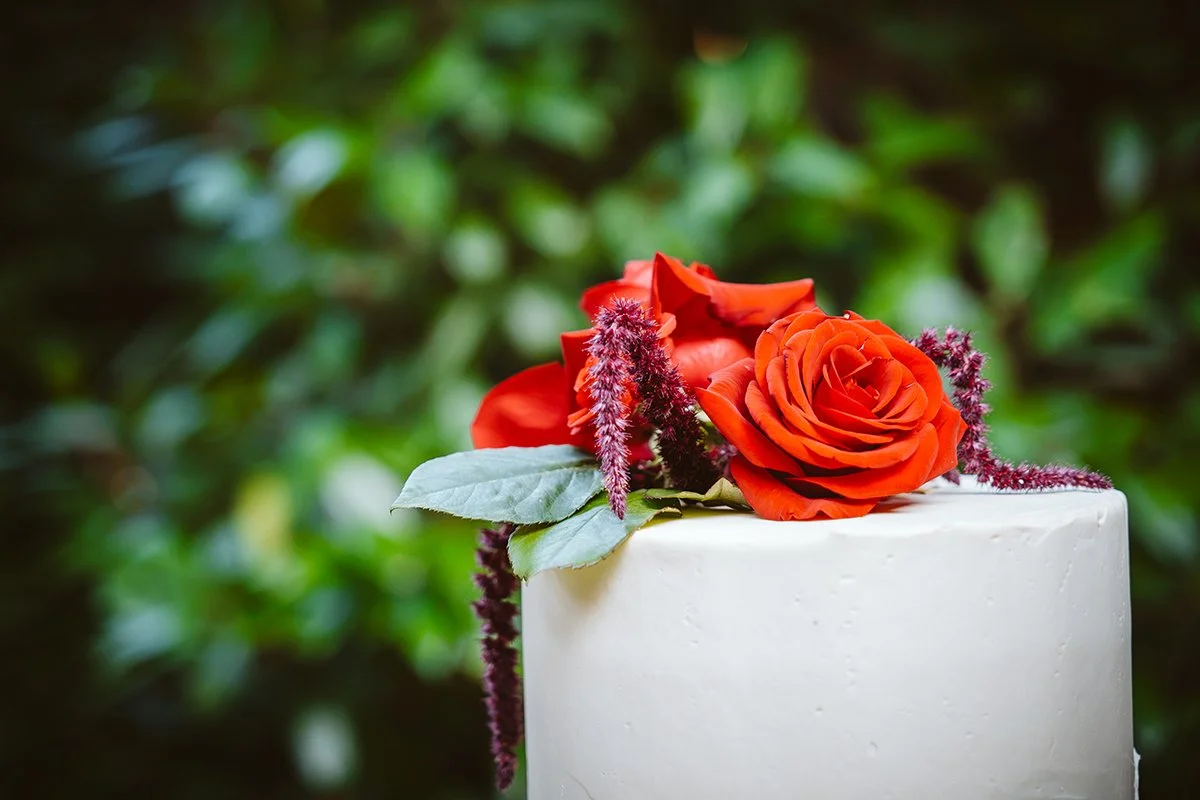 Hochzeitstorte Rote Rosen auf Torte 