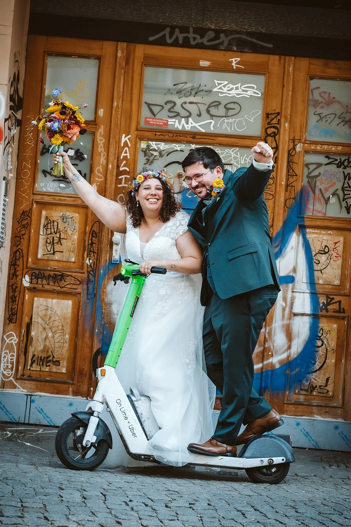 Brautpaar auf Roller mit Blumenstrauß