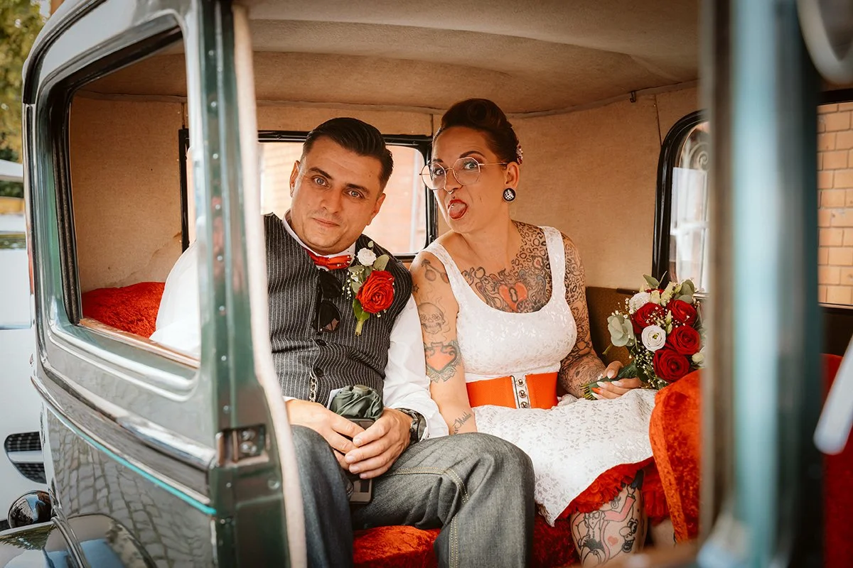 Brautpaar mit Blumenstrauß, Hochzeitsfotograf Berlin