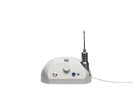 Dispositivo elettronico con antenne, forse un modem o router, su sfondo nero.