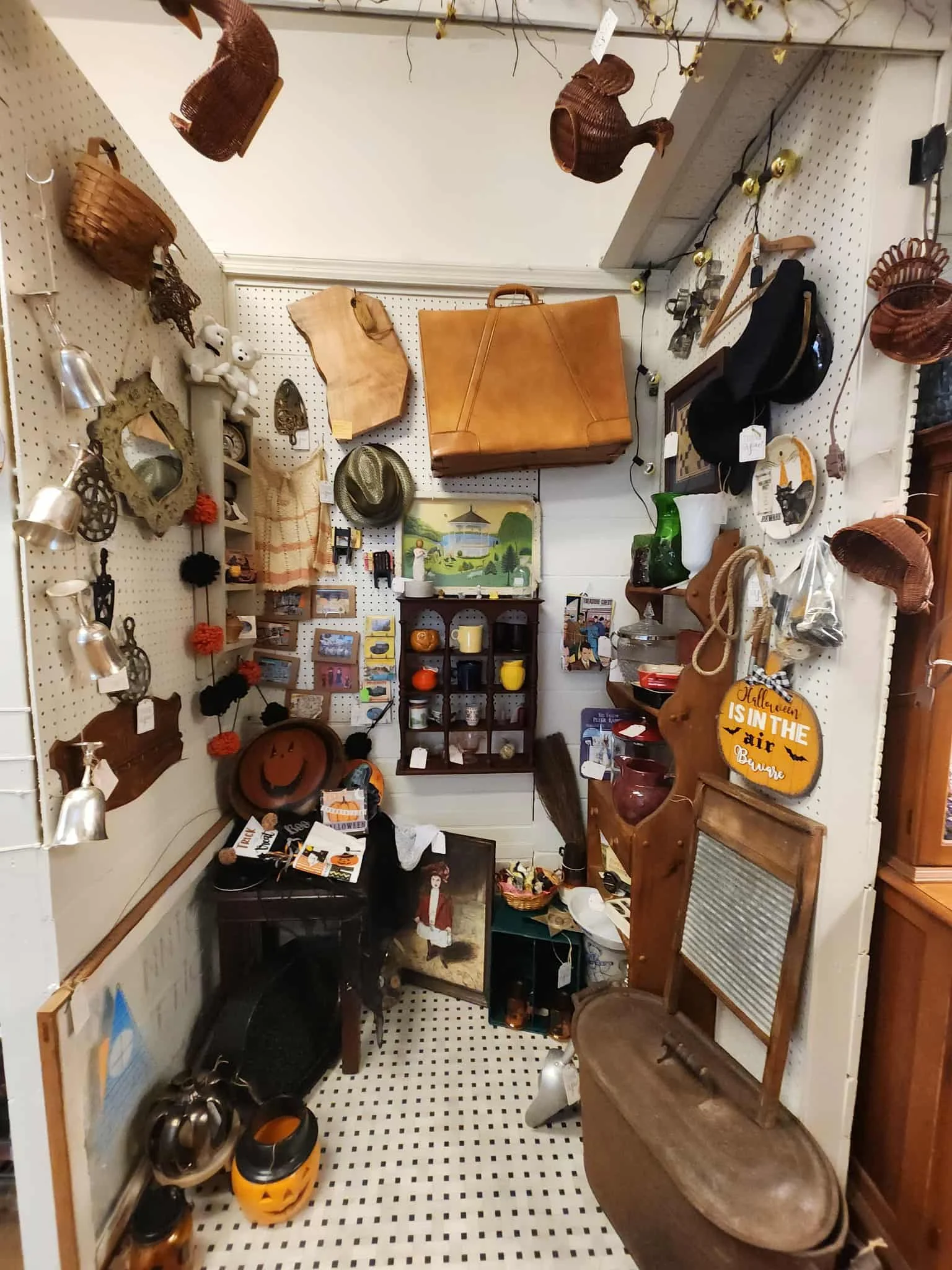 antique store near me, antiques, vintage, collectibles, home decor, antique dealers, vintage clothing, antique lamps, antique mall, antique tools, antique stores near me, antique store morgantown pa, antique shops, morgantown antiques, local antique