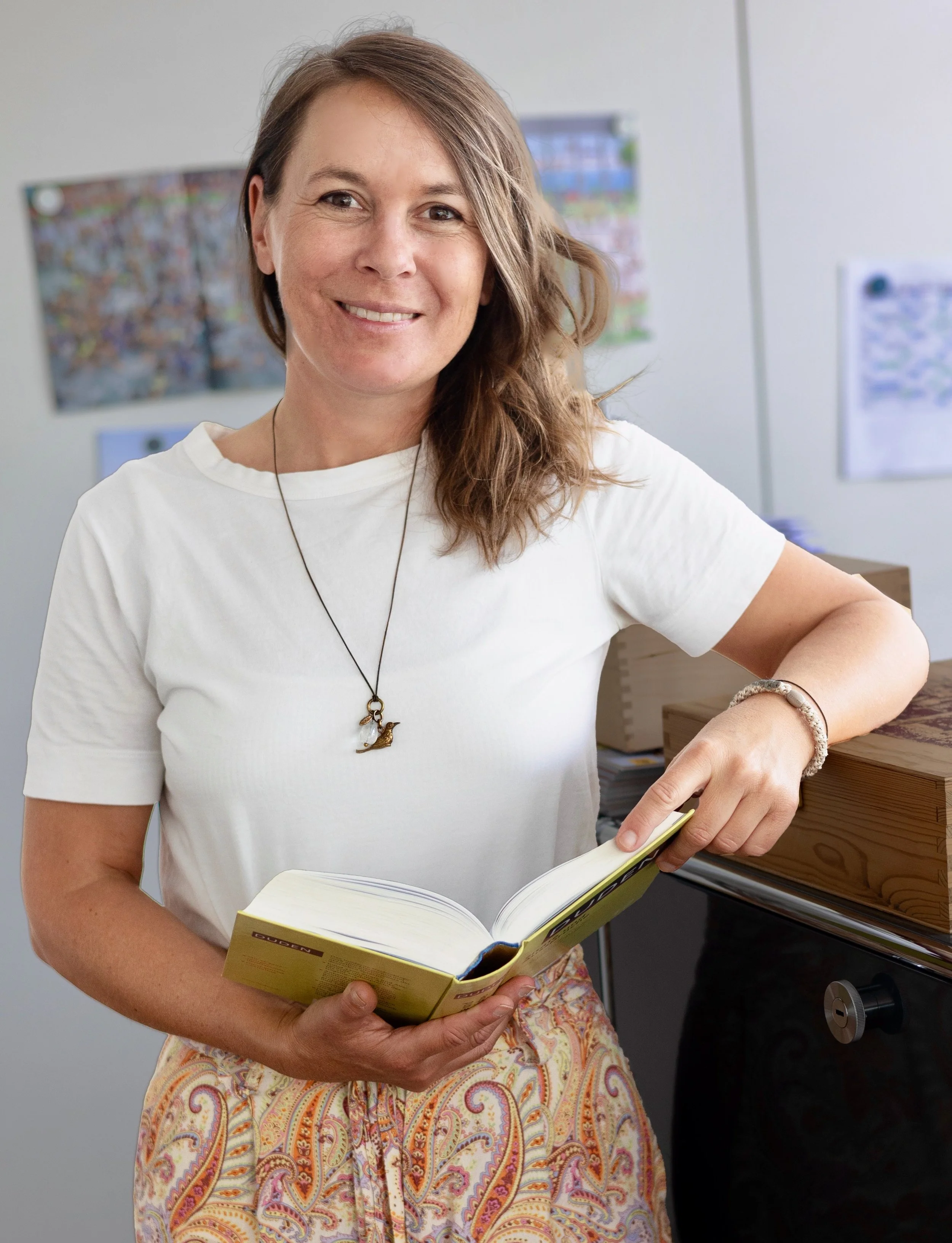Ich bin Anne Boxleitner, zertifizierte freie Rednerin und Ritualbegleiterin. Mit annes-zeremonien.ch begleite ich Sie während wichtiger Momente in Ihrem Leben wie dem Tod einer geliebten Person, Ihrer Hochzeit oder der Willkommensfeier für ein Kind.