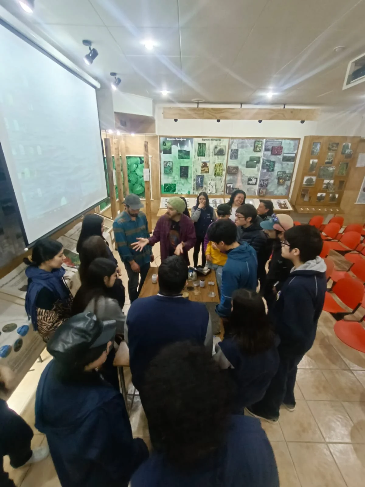 Taller realizado en Liceo Politécnico ”Luis Cruz Martí­nez” en el encuentro de Jóvenes por la reserva de la biosfera, Puerto Natales, Región de Magallanes y la Antártica Chilena, Septiembre 2025.