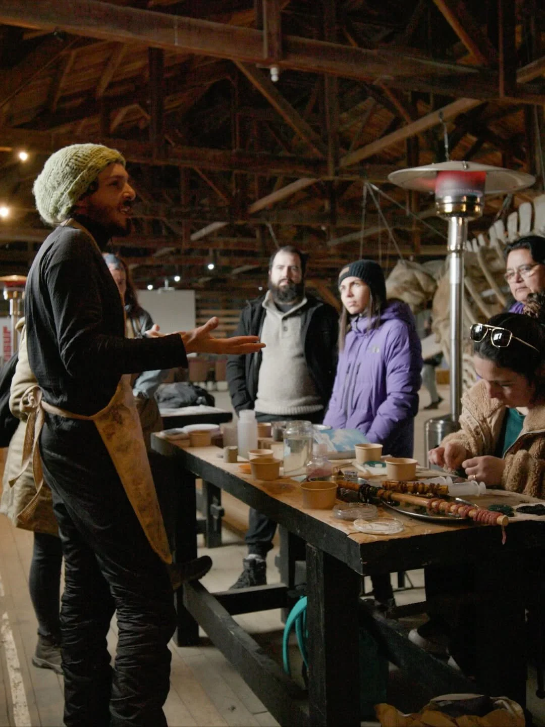 Taller de biomaterialidades oceánicas del Antropoceno Austral realizado en el festival taller Minguero en el Museo de historia Natural de Río Seco, región de Magallanes y la Antártica Chilena, Octubre 2025.