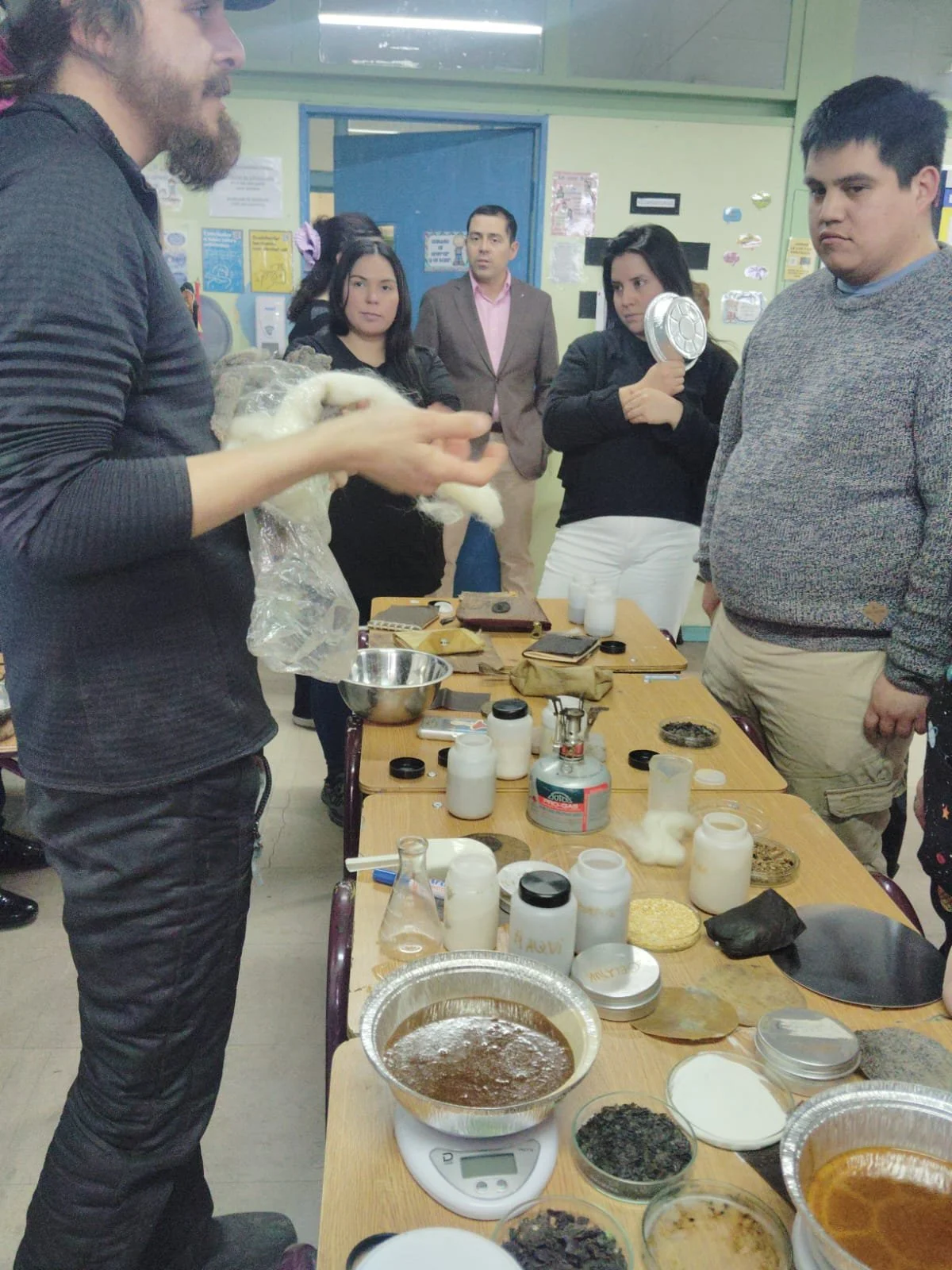 Taller de EC y biomateriales a profesores de la Escuela Villa las Nieves, Punta Arenas, Región de Magallanes y la Antártica Chilena.