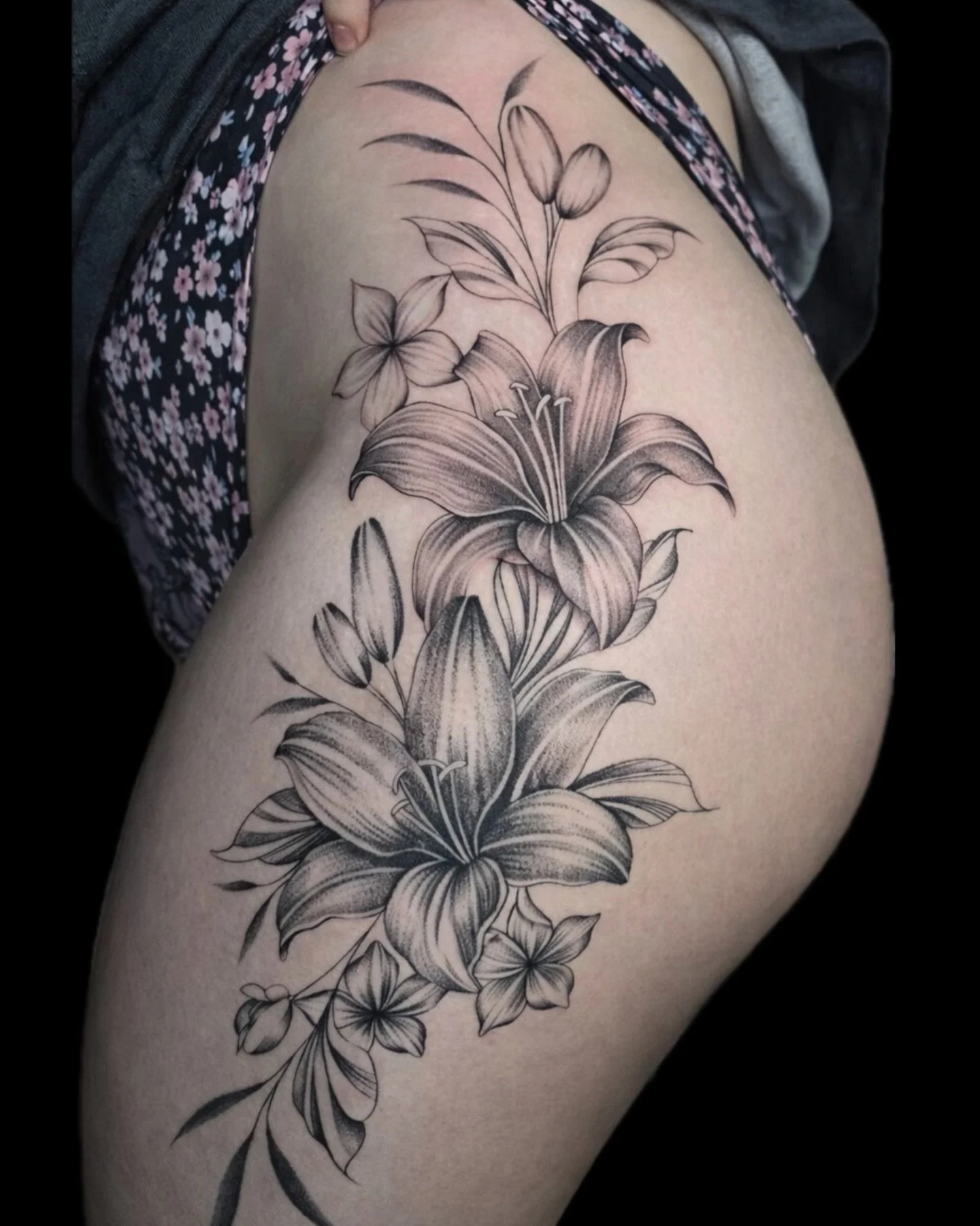 Second session of this flower mural🌺
.
.
Tattoo Artist: @ambrosia_tattoos 
.
.
Lagrange, GA