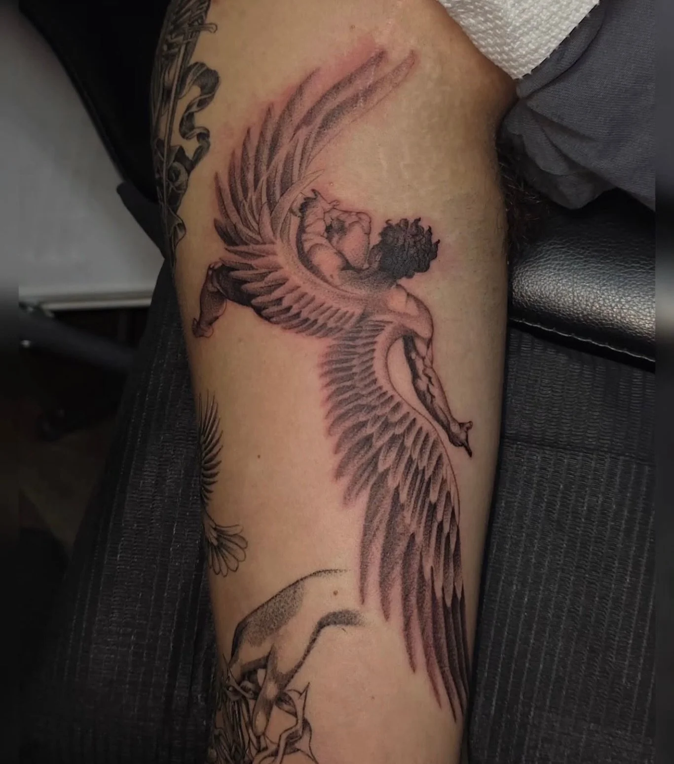 The details in this tattoo are impeccable🪽
.
.
Tattoo Artist: @ambrosia_tattoos 
.
.
Lagrange, GA