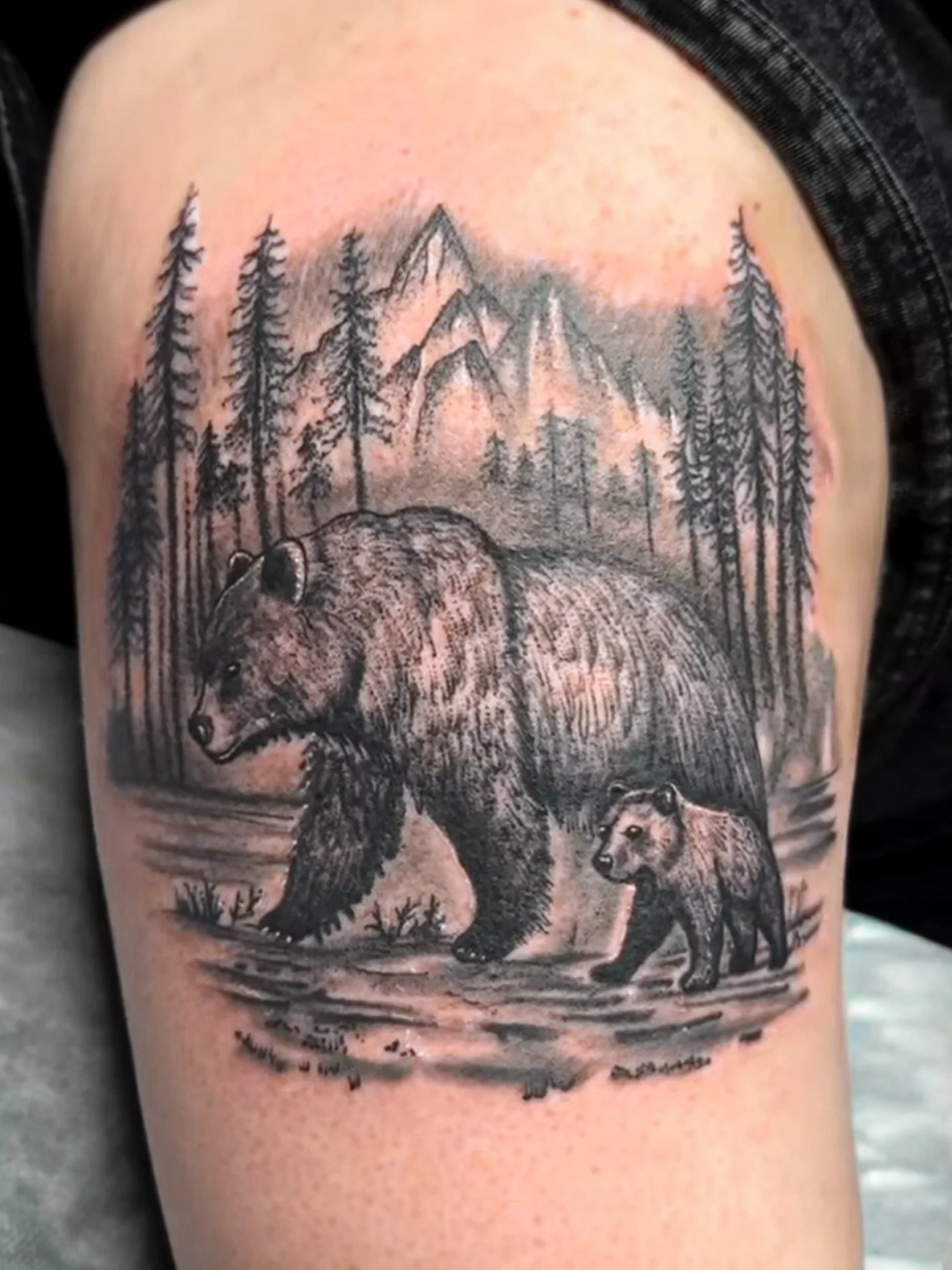 Our tattoo artist brought this wildlife piece to life, a mother bear and her cub moving through the forest, symbolizing protection, strength, and loyalty.
Love how this one came together with the soft background and depth
.
.
Tattoo Artist: @navaink_