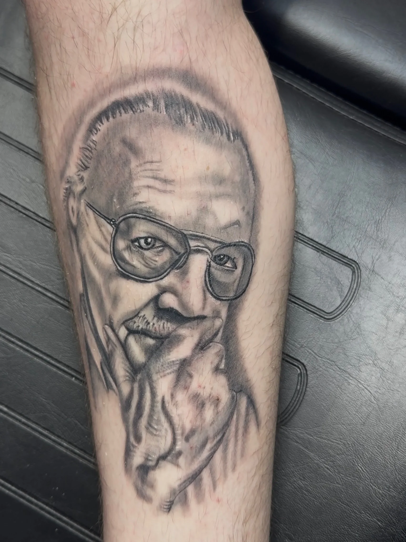Fully healed and still looking sharp.  Work done by Ro

Black and grey realism portrait tattoo with solid detail, smooth shading, and a timeless look. Thank you for the trust. Cool points if you know who this is! 

📩 DM to book.