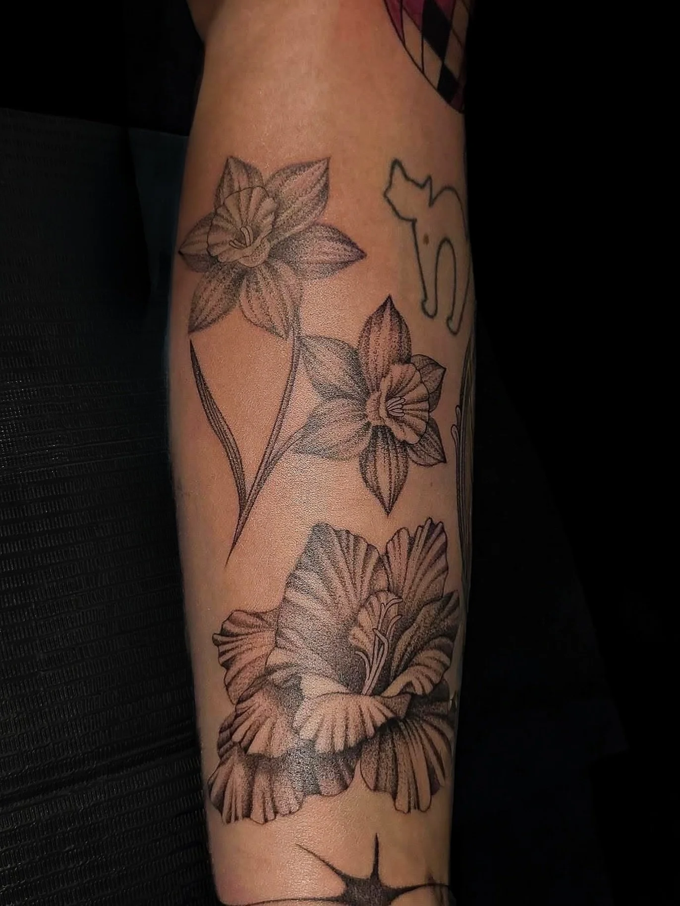 Daffodils &amp; Hibiscus flowers🌺 
.
.
Tattoo Artist: @ambrosia_tattoos 
.
.
Lagrange, GA