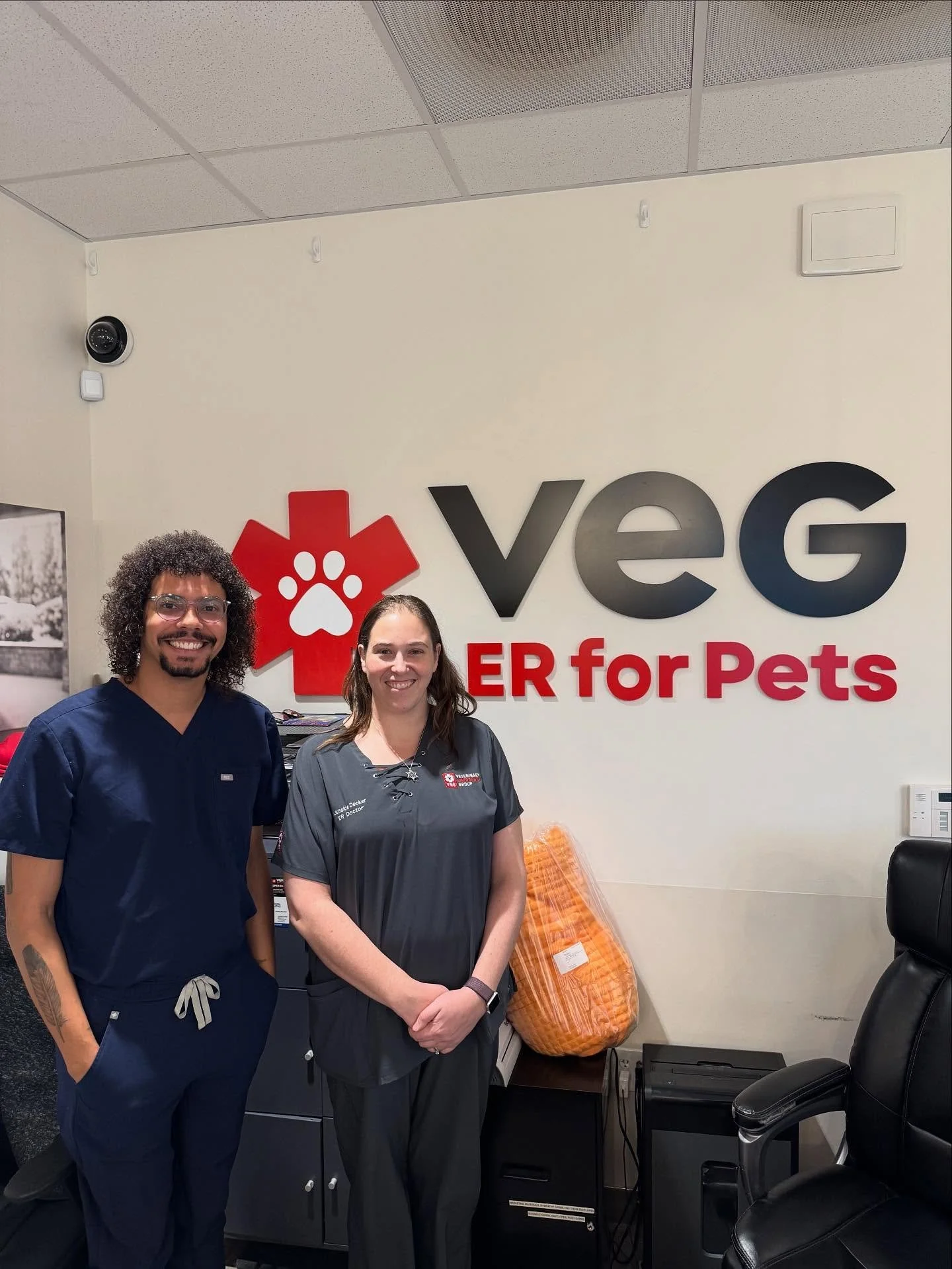 Today Dr. Scales had the opportunity to partner with the Veterinary Emergency Group in Alpharetta. Rocco, an 8 month old cockatiel, went into VEG for a broken blood feather. VEG then called Dr. Scales to consult with them, he pulled the blood feather
