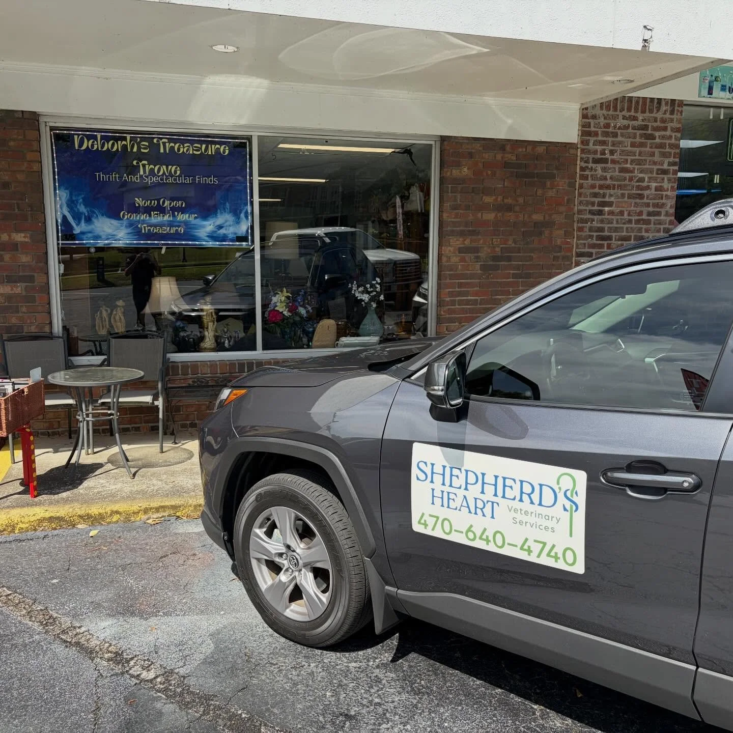 Can&rsquo;t take off work to get your animal their annual vaccines? No worries! Shepherd&rsquo;s Heart is here to help! 
&bull; 
Rampart&rsquo;s owner has her own business and she brings Rampart to work with her. It is not practical for her to take o