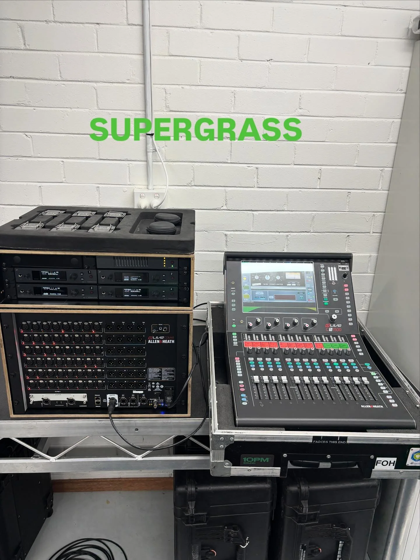 The legendary Supergrass celebrate their 30th anniversary of “I Should Coco”. Monitor package by 10PM. @allenandheathau @sennheiser