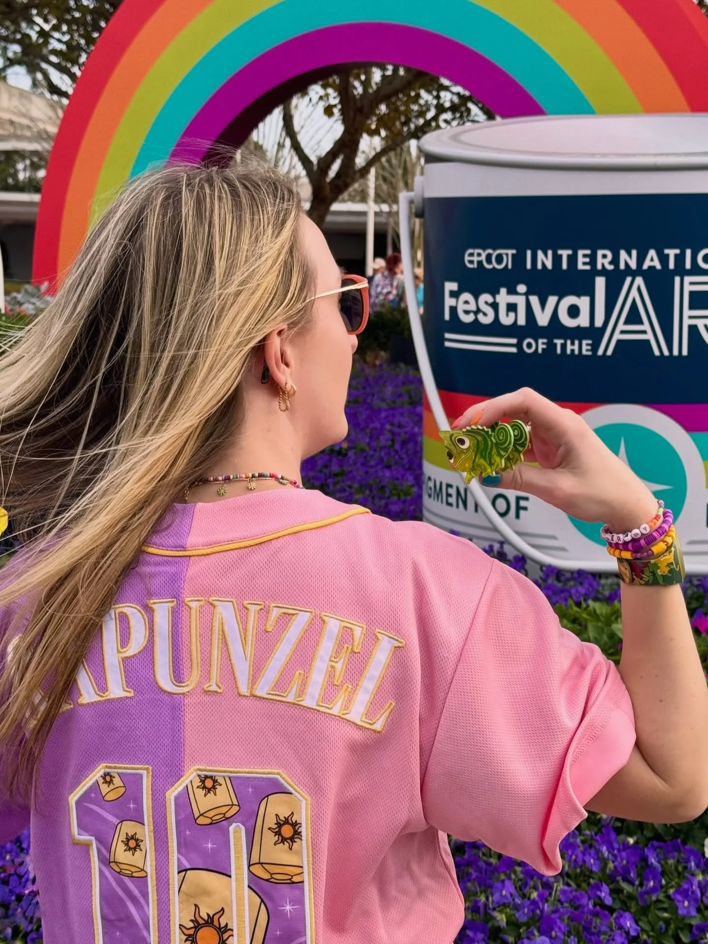 When the art therapist hits up Epcot&rsquo;s Festival of the Arts, it&rsquo;s gotta be abbbbout the art! 

Check out these artsy slides. Chalk art, group mural, costumes, and me letting out my inner child. The Moana artist was working on this for thr