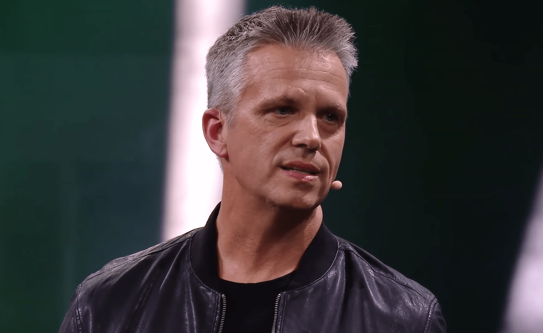 Xbox redefine la competencia y justifica llevar Halo, Gears y Forza a PS5: “Nuestra rivalidad ya no es contra otras consolas”