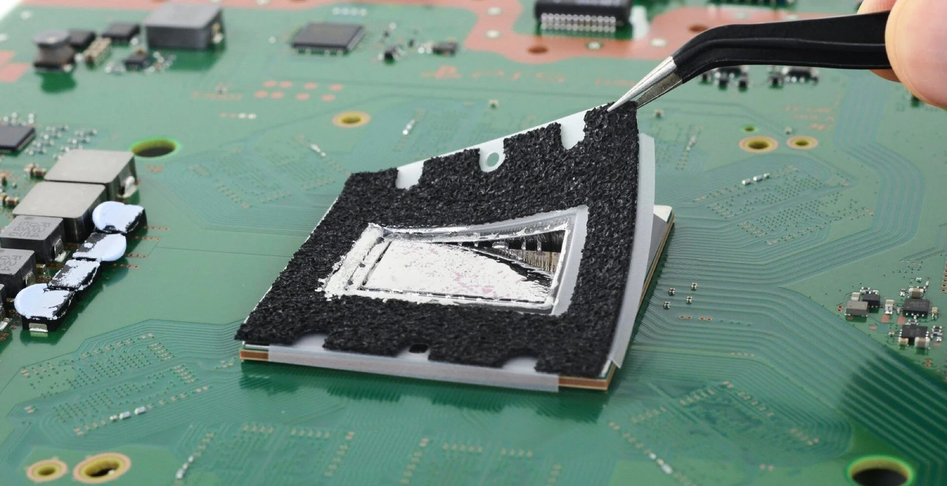 Vuelve la polémica del metal líquido en PS5: experto advierte que todas las consolas requerirán mantenimiento profesional