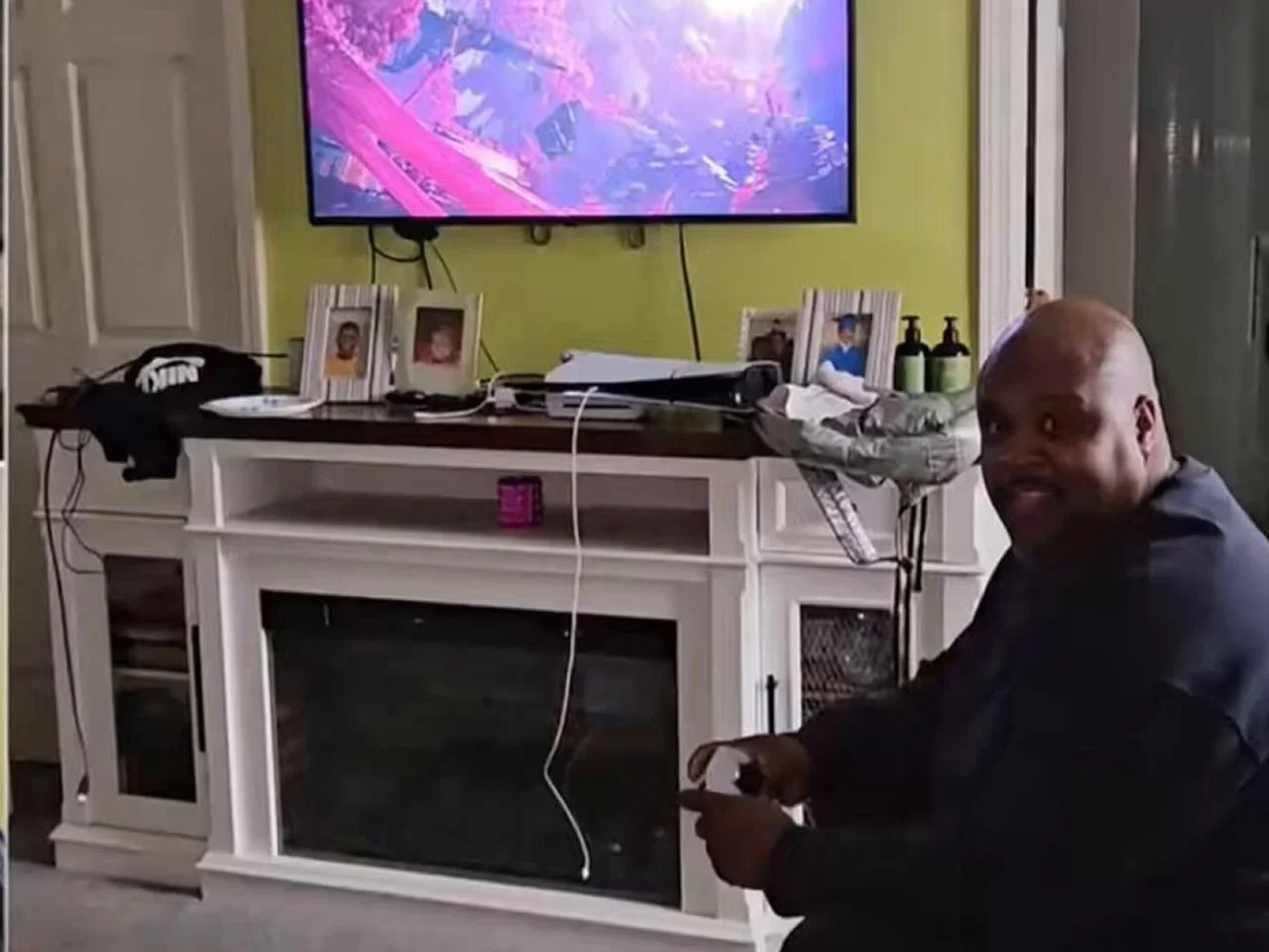 Ex-convicto se emociona al ver una PS5 tras pasar 27 años en prisión; entró cuando solo existía el primer PlayStation