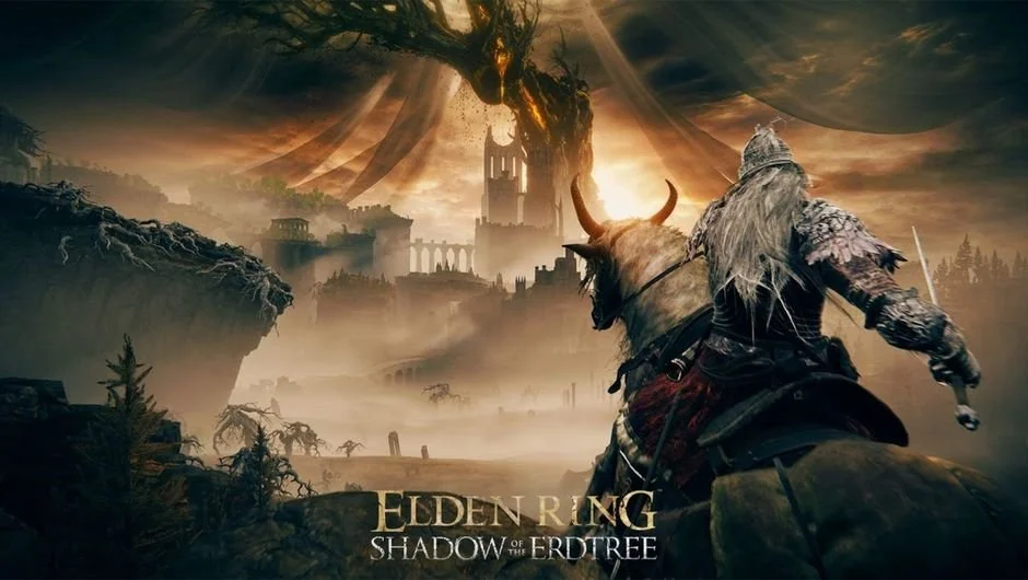 Un guerrero con armadura y casco de cuernos cabalga en un paisaje con un castillo en la distancia, con un árbol gigante y una luz celestial en el cielo, en la portada del videojuego 'Elden Ring: Shadow of the Erdtree'.
