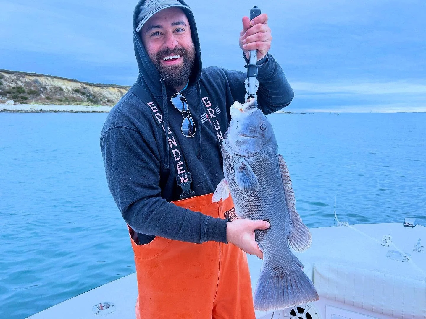 Another chunky fall tog. Nothing better this time of year. Big thanks to @sandnreef for keeping the boat dialed in!
#tautog #blackfish #fallfishing #capecodfishing #buzzardsbay #vineyardsound #tautogtime #togtober #toglife #greencrabs #fallbite #fis