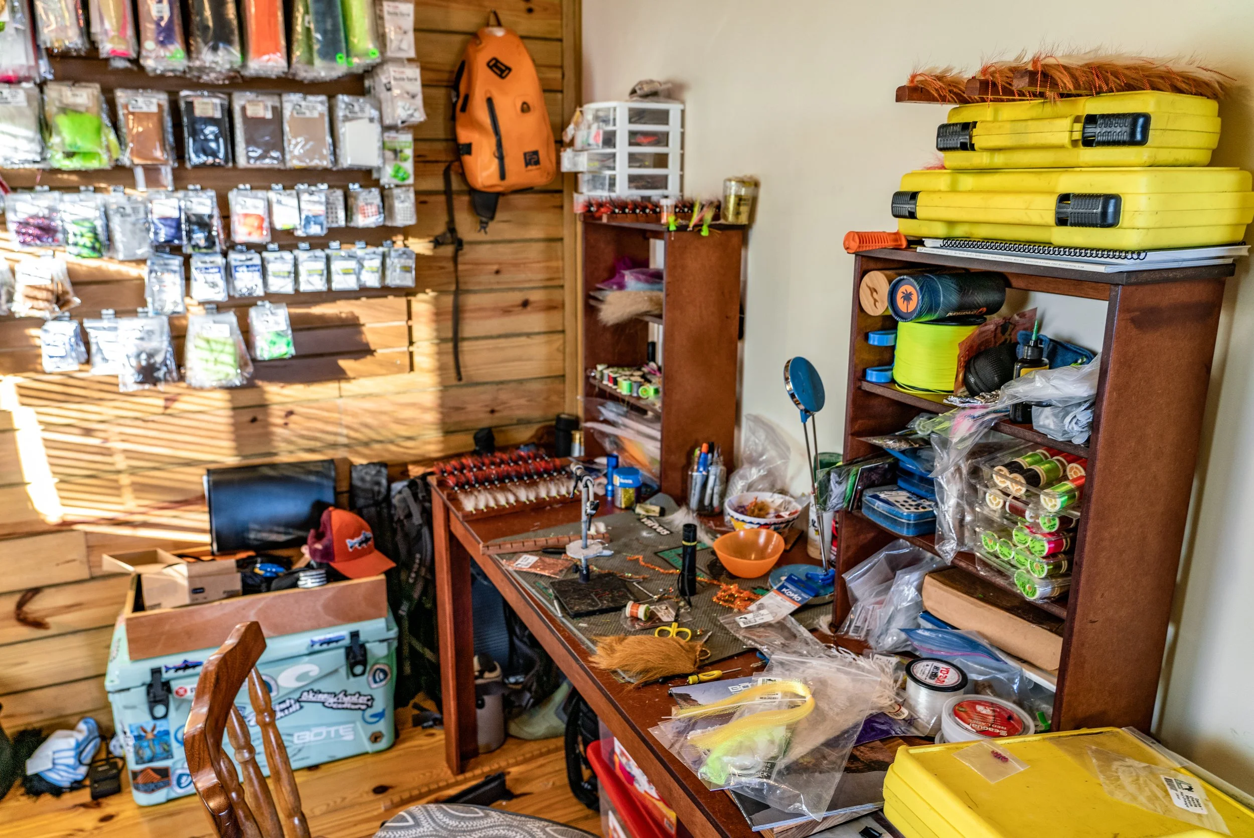 WHAT IS IN MY TYING DESK?