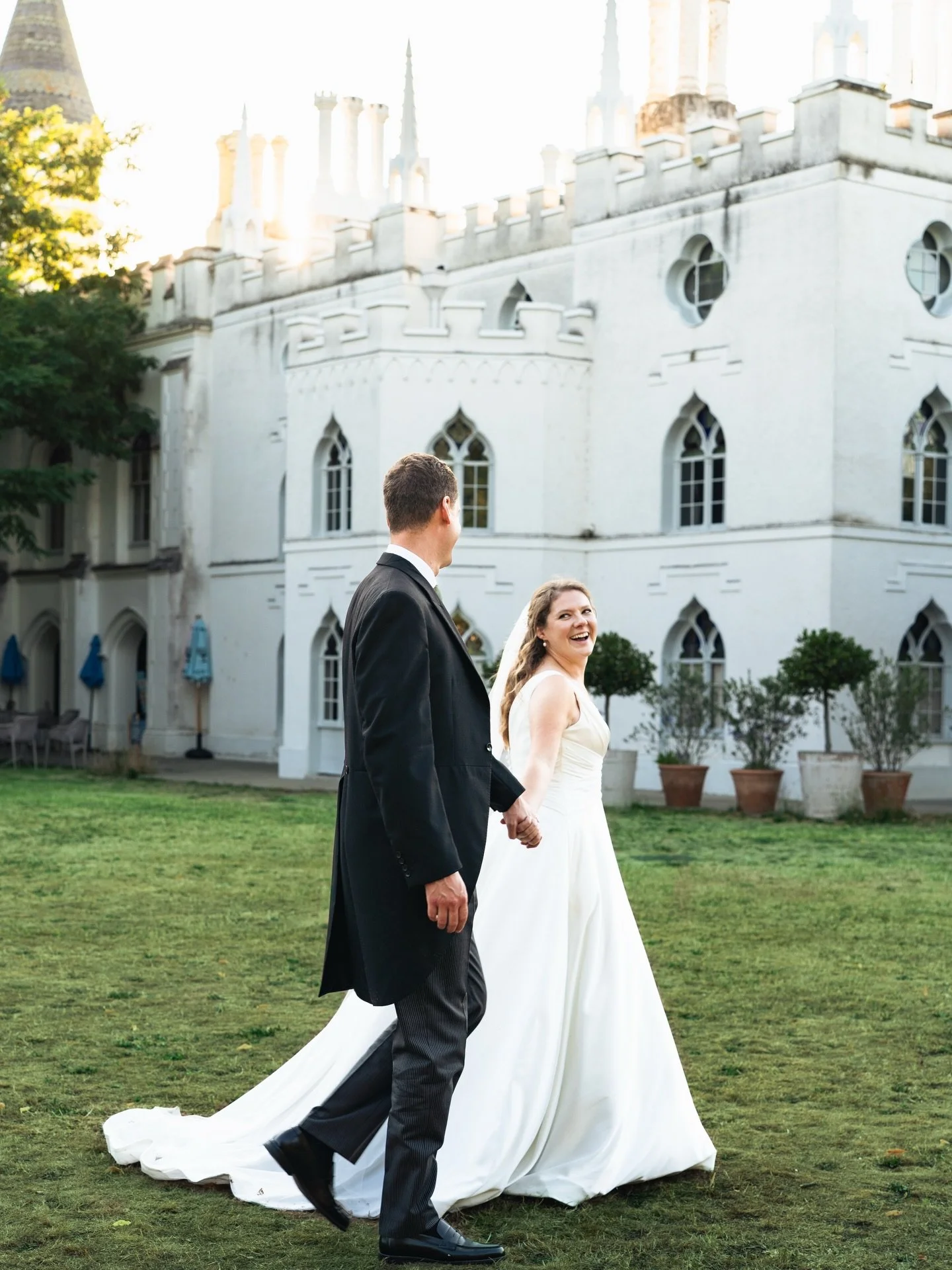 Golden hour moments ✨

Venue: @strawberryhillhouseevents 

#weddingphotos #weddinginspiration #londonweddingphotographer #weddingphotos #london