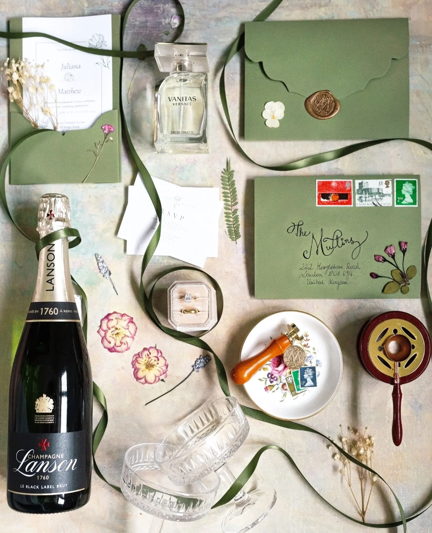 Wedding flat lays are my new obsession ✨💖

#weddingphotos #weddingflatlay #weddingdesign #weddingdecor #weddinginspo