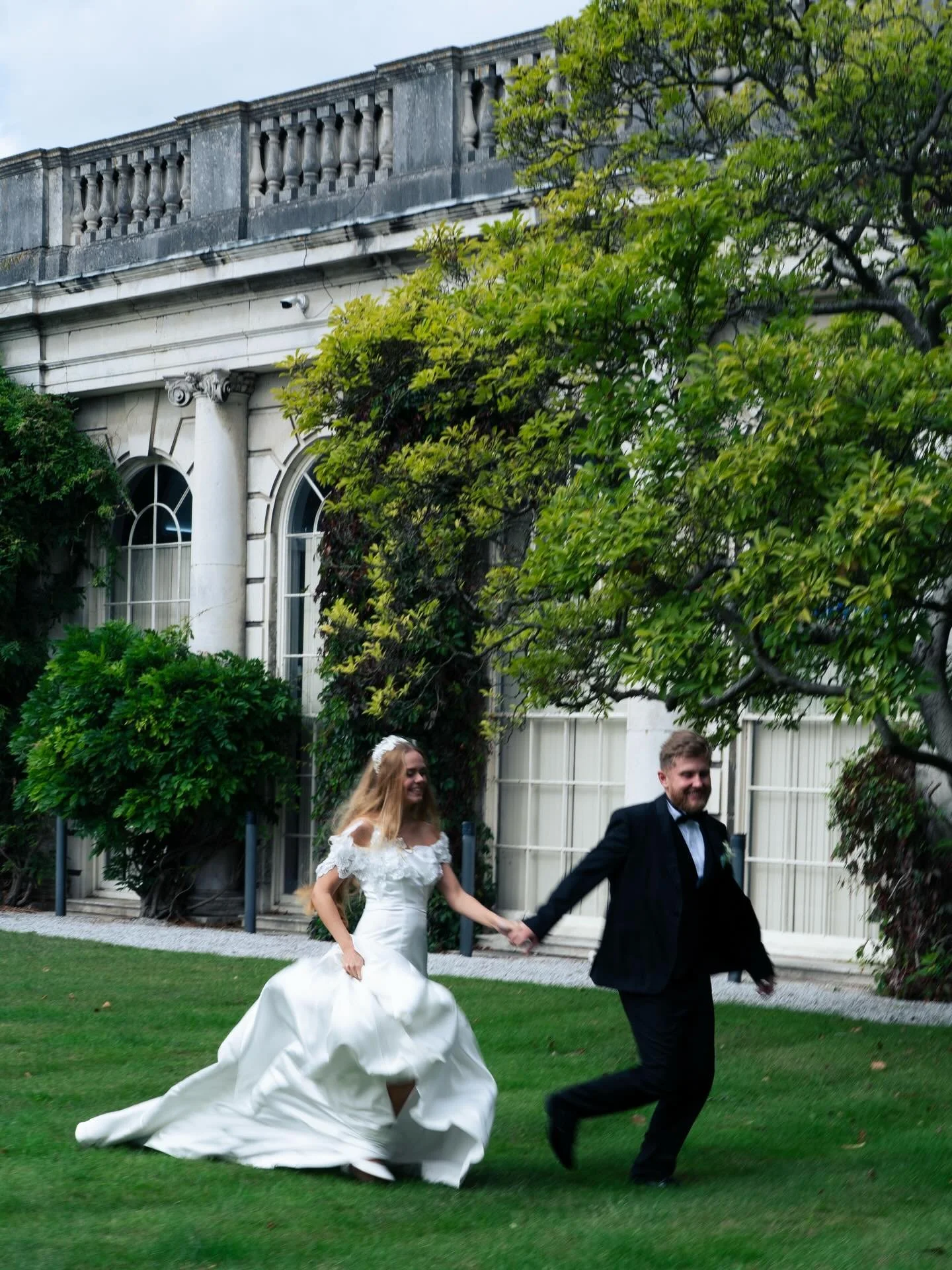 If your photographer didn&rsquo;t make you run at your own wedding, you definitely didn&rsquo;t hire me 🤭

DISCLAIMER: All blur was intentional. Also, no bride or groom were harmed during the making of this gallery 🫶🏻

#blurryphoto #weddingphotogr